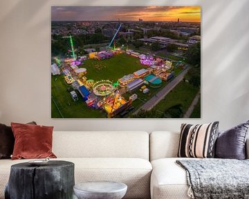 Kermis tijdens zonsondergang met verlichte kermisattracties van Sjoerd van der Wal Fotografie