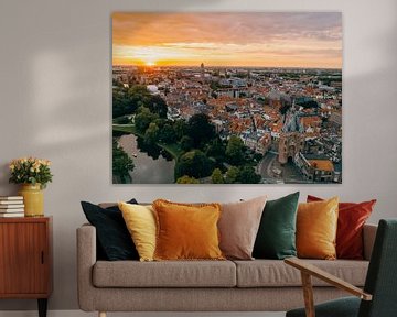 La vieille porte de Sassenpoort à Zwolle pendant le coucher du soleil en été sur Sjoerd van der Wal Photographie