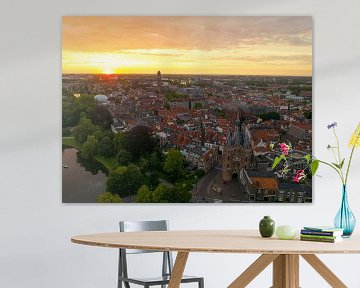 La vieille porte de Sassenpoort à Zwolle pendant le coucher du soleil en été sur Sjoerd van der Wal Photographie