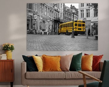 Gele bus in Maastricht - zwart-wit & geel accent van Ilspirantefotografie