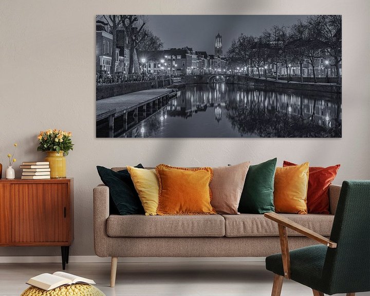 Sfeerimpressie: Oudegracht, Zandbrug en Domtoren in Utrecht in de avond - zwart-wit van Tux Photography