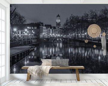 Oudegracht, Zandbrug en Domtoren in Utrecht in de avond - zwart-wit van Tux Photography