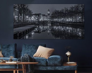 Oudegracht, Zandbrug en Domtoren in Utrecht in de avond - zwart-wit van Tux Photography