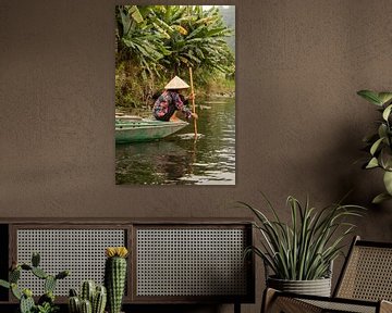 Vrouw op bootje van Nathalie van der Klei