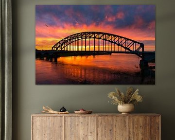 Pont dans un incroyable coucher de soleil coloré sur la rivière IJssel sur Sjoerd van der Wal Photographie