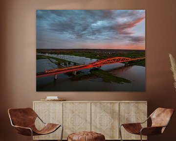 Pont ferroviaire dans un incroyable coucher de soleil coloré sur la rivière IJssel