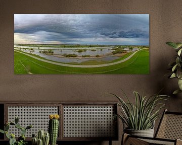 Fluss IJssel mit Gewitterwolken darüber von Sjoerd van der Wal Fotografie