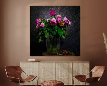 Blühender Rosenstrauß in einer Vase auf einem kleinen Tisch von Ronald van de Steeg