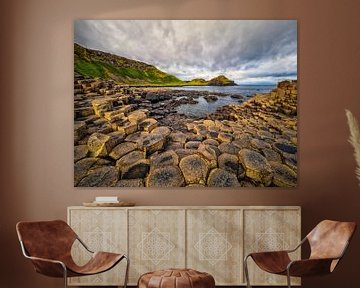 Zeshoekige basaltzuilen - Giant's Causeway in Noord-Ierland van Luc de Zeeuw