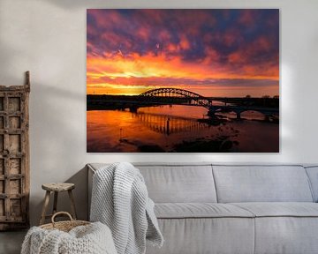 Brücke in einem farbenprächtigen Sonnenuntergang über dem Fluss IJssel von Sjoerd van der Wal Fotografie