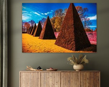 Sieben spitze Pyramiden in einem sonnigen, bunten Garten von Jan Willem de Groot Photography