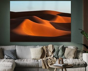 Sahara woestijn bij zonsondergang, Marokko van Mark Wijsman