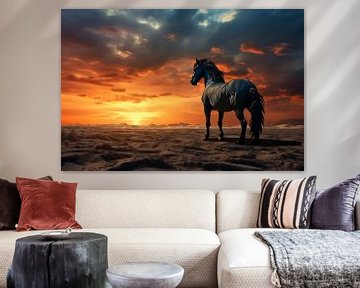 Cheval noir se tient sur une plage de sable sous un ciel nuageux bleu et orange avec un coucher de soleil. sur Animaflora PicsStock