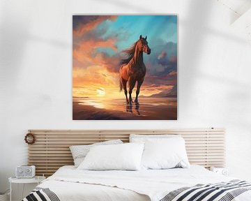 Braunes Pferd steht auf einem Sandstrand unter einem wolkigen blauen und orangefarbenen Himmel mit Sonnenuntergang. von Animaflora PicsStock