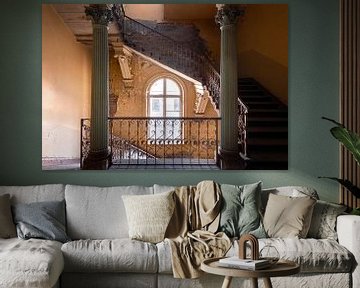 Escaliers dans une villa abandonnée sur Roman Robroek - Photos de bâtiments abandonnés