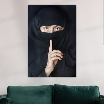 Stille Schönheit: Eine bezaubernde Fotografie einer Frau in Obsidianstoff