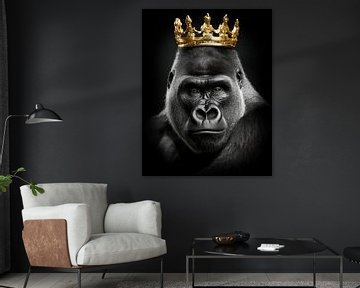 Gorilla in zwart-wit met zijn eigen kleur ogen en een gouden kroon