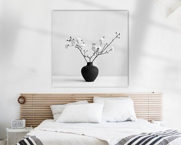 Vase noir avec fleurs noir et blanc élégant sur TheXclusive Art