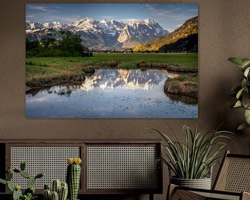 Spiegelung des Wettersteingebirges in einem kleinen Weiher von Markus Weber