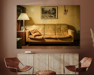 Beige bank in jaren 60-stijl in de woonkamer van Animaflora PicsStock