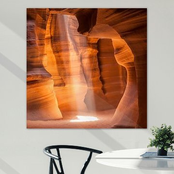 ANTELOPE CANYON Fascinerende lichtzuil van Melanie Viola