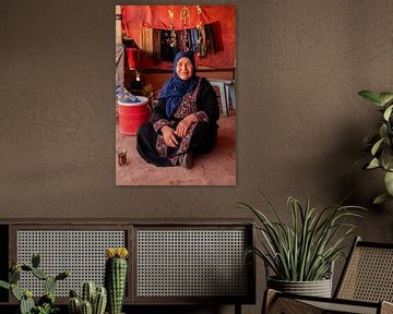Bedoeïnevrouw drinkt thee in Petra van CHI's Fotografie