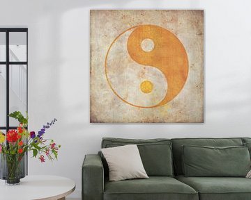 Yin-Yang symbool in goud op een verweerde beige achtergrond van Western Exposure