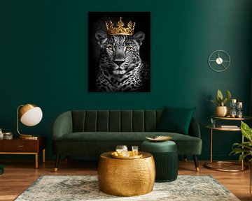 Luipaard in zwartwit met gouden kroon van John van den Heuvel
