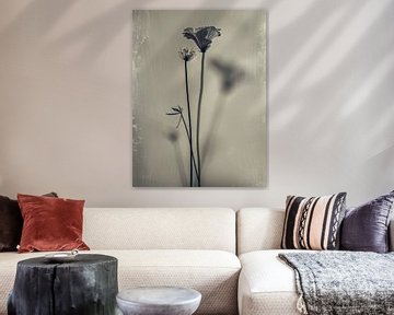 Stilleven van bloemen met een verweerde, vintage uitstraling van Japandi Art Studio