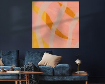 Moderne abstracte kunst. Penseelstreken in roze, geel, beige. van Dina Dankers