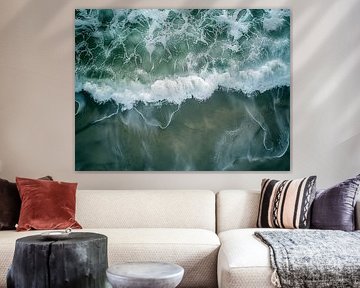 golven spoelen aan op het strand