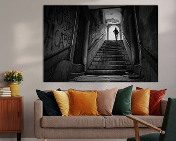 Silhouette van vrouw an het einde van de trap in een tunnel. Wout Kok One2expose von Wout Kok