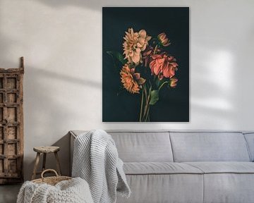 Stilleven met dahlias voor een zwarte achtergrond van Studio Allee