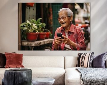 Zuidoost-Aziatische oudere vrouw glimlacht met telefoon op Aziatische markt van Animaflora PicsStock