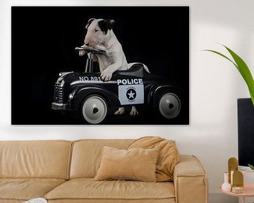 Bull terrier pup bij de politie. van Esther Bax