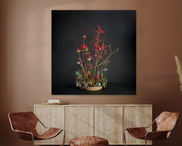 Fleurig en kleurig bloemstuk tegen donkere achtergrond van Richard Zeinstra