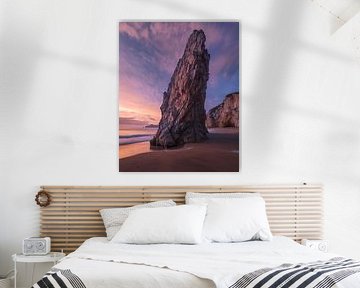 Magie de la côte : rayons de soleil, mer de rochers