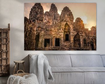 Angkor Wat; Bayon bij zonsopkomst. van Jelmer Laernoes