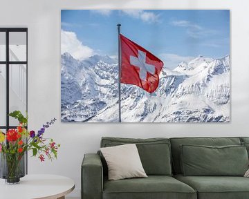 Zwitserse vlag voor een Alpenpanorama