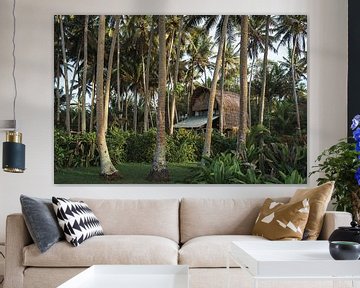 Tropisch droomhuisje omringd door hoge palmbomen in een weelderige jungletuin in Bali van Marcus Photography