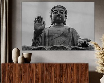 Majestueus Boeddhabeeld in zwart-wit, symbool van vrede bij Lantau Island in Hong Kong van Marcus Photography