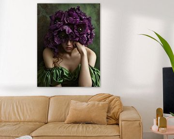 Vrouw met een paarse kroon van bloemen van Carla van Zomeren