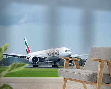 Boeing 777 der Emirates Airline bei der Landung auf dem Flughafen Schiphol