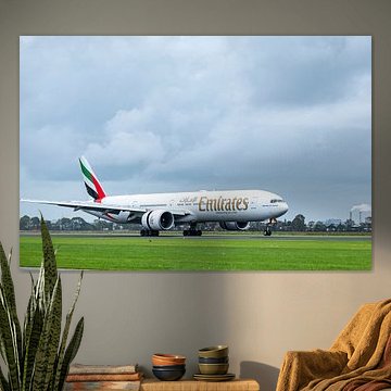 Boeing 777 der Emirates Airline bei der Landung auf dem Flughafen Schiphol