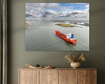 Tanker schip vaart de haven van IJmuiden binnen van Sjoerd van der Wal Fotografie