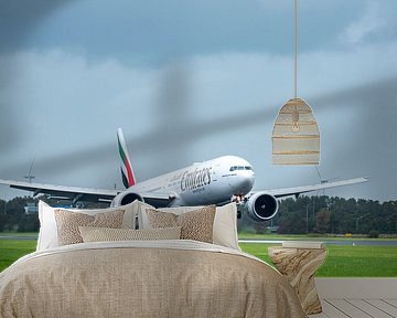 Boeing 777 der Emirates Airline bei der Landung auf dem Flughafen Schiphol