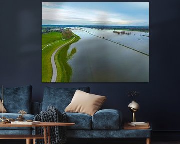 Overstroming van de IJssel met hoge waterstanden in de uiterwaarden