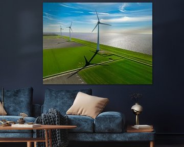 Windturbines in windpark aan de oever van het meer produceren elektriciteit tijdens de wintermaanden