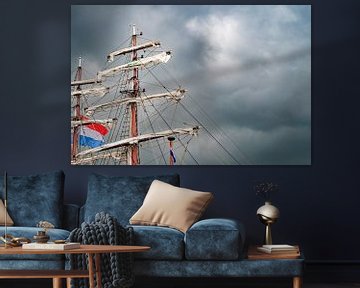 Oude mast en zeilen met donkere wolken van Sjoerd van der Wal Fotografie