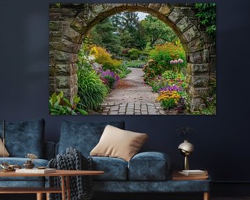 Kleurrijke Tuin door Stenen Boog van De Muurdecoratie